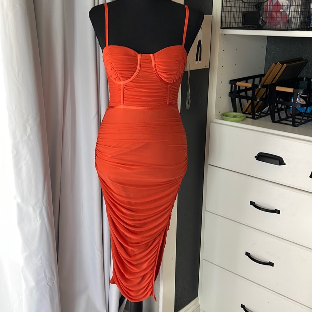 NWT Fashion Nova stretchy dress Size XS. Beautiful Rust/orange color.